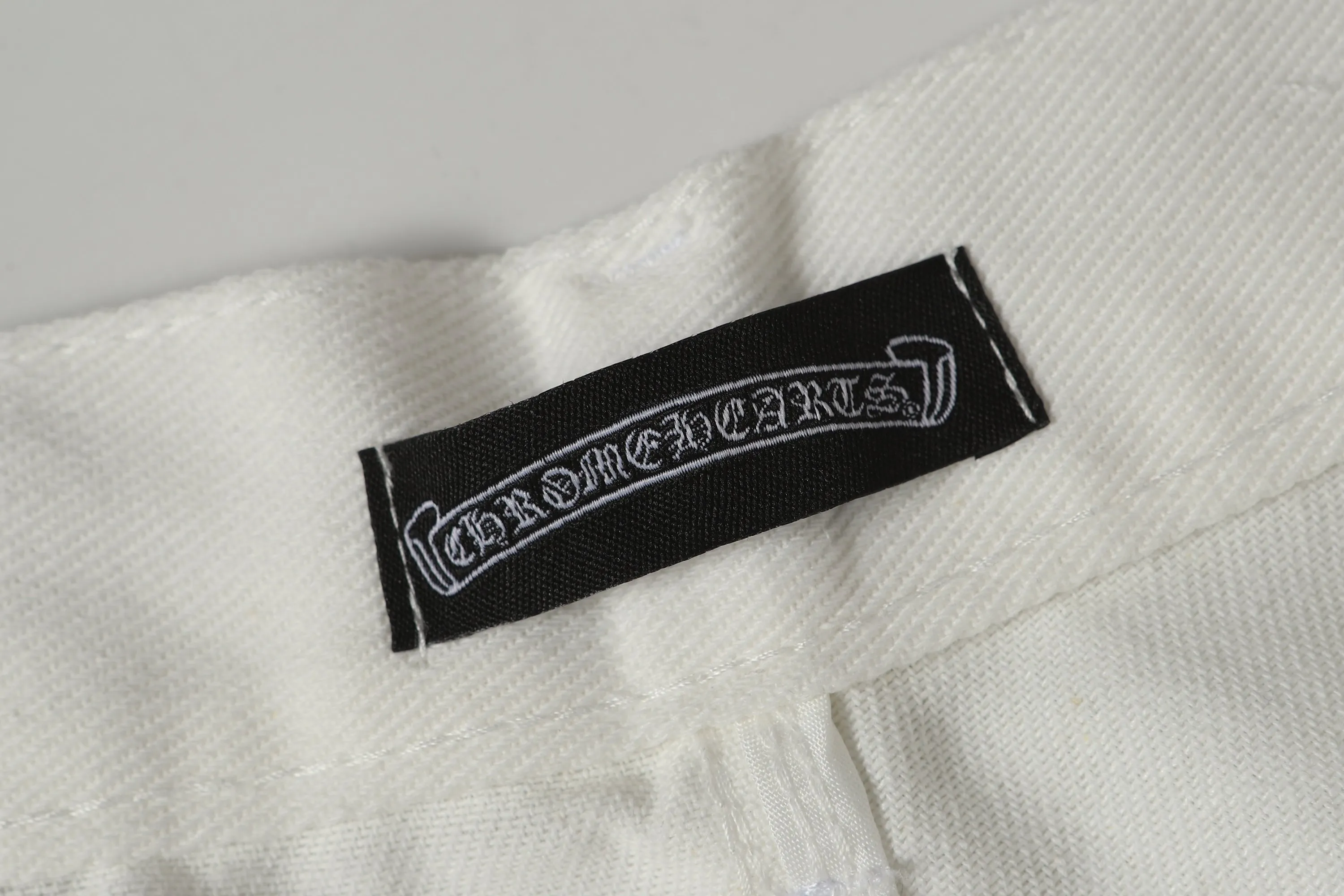 P280 -Chrome Hearts/Chrome Hearts 25ss classic white cow series colored leather cross washed color cloth unisex denim trousers -Vibe style straight stacked god-level version -carbon fine bias denim color cloth -old vintage complete set of hardware - Chrome Hearts white cow series The high version uses high-ounce custom fabrics, fermentation washing and soft color fixation, soft and thick to wear, the details are all hand-polished and manufactured with craftsmanship, all-over jacquard fabrics, unique design style After multiple processes to create a full retro feel, a niche and unique non-contrast shirt, custom-made distressed spray-painted buttons, every detail is crafted with craftsmanship. Color: Picture color Code number: 28-36